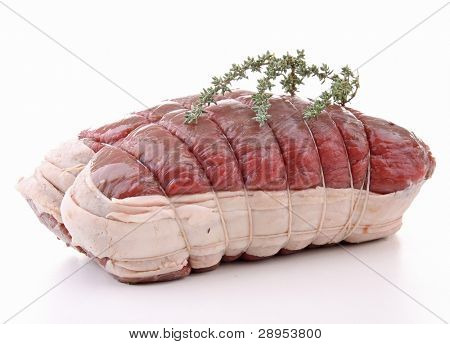 rosbife cru isolado