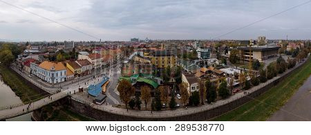 Uzhhorod, Ukraine - October 7, 2018: The Old Bridge Over The River Uzh In Panorama Old City Uzhhorod