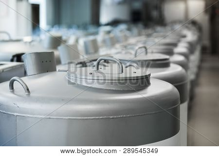 Cryogenic Storage Tanks For Storing Biological Material In Liquid Nytrogen -196