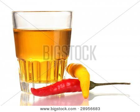 verre de poivre rouge et vodka chili peppers isolé on white