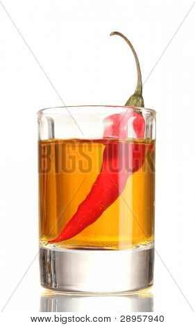 verre de poivre rouge et vodka piment isolé on white