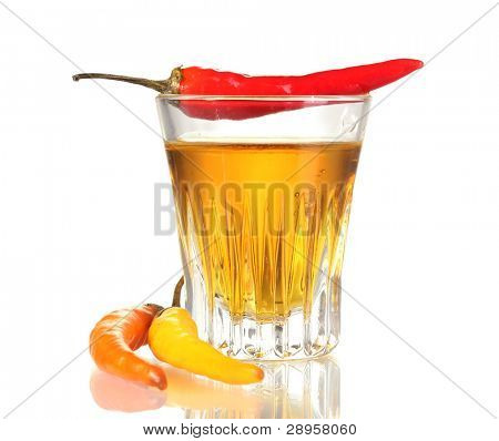 verre de poivre rouge et vodka chili peppers isolé on white
