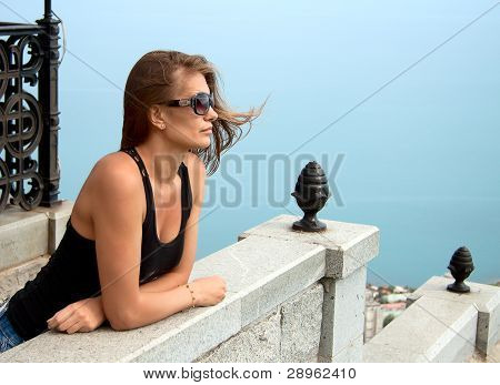 mittlemeer alte russische Frau windig portrait