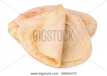 Pita chléb na bílém pozadí