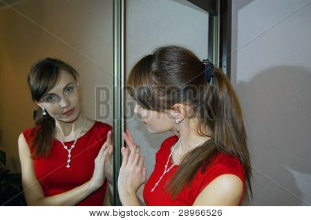 La ragazza in abito rosso