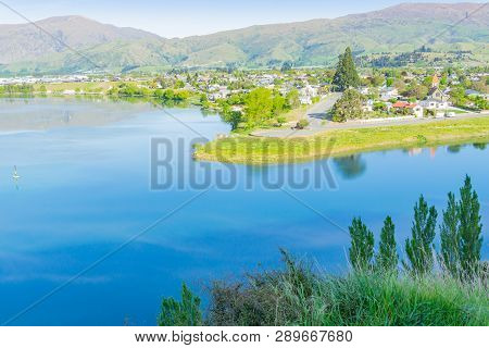View Of Cromwell From Luggate - Cromwell Road Scenic Outlook Of Township And Blue Lake