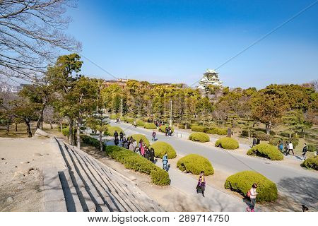 Osaka, Japan - 4 Mar 2018: Japanese, Tourists, Travelers Walked Around Osaka Castle In Mar 2018 With