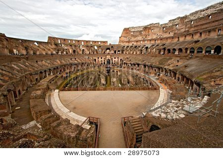 Colosseum veya Roma İtalya içinde Coloseum mimari iç