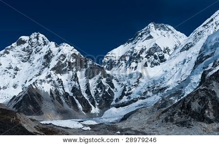 Picos não distante Gorak Shep e Acampamento Base do Everest