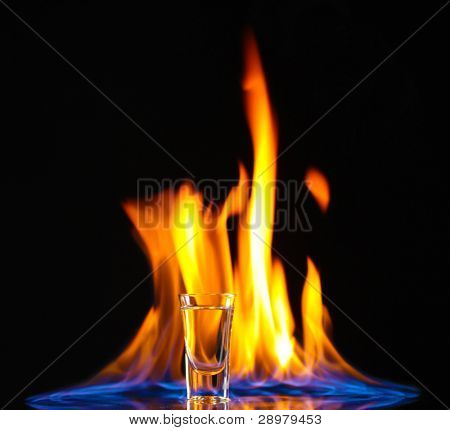 Vodca Flaming sur fond noir