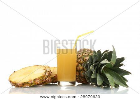 ? ineapple juice og ananas isoleret på hvid