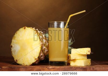 ? ineapple juice og ananas på brun