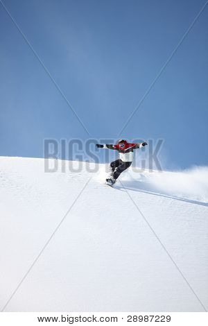 Uomo snowboard giù la collina