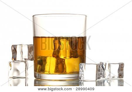 verre de whisky et de la glace isolé on white