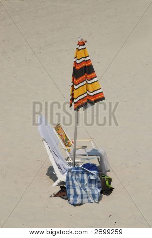 Strandstol og paraply