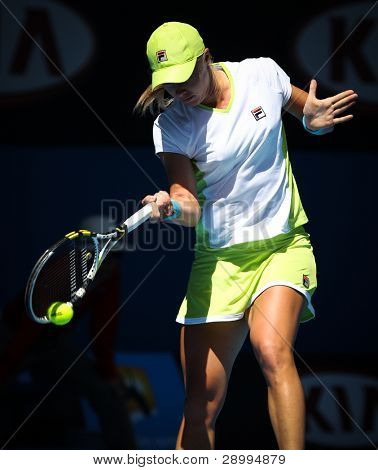 MELBOURNE - el 17 de enero: Vera Dushevina de Rusia en su primera ronda derrota a Petra Kvitova de la Cz