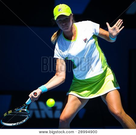 MELBOURNE - el 17 de enero: Vera Dushevina de Rusia en su primera ronda derrota a Petra Kvitova de la Cz