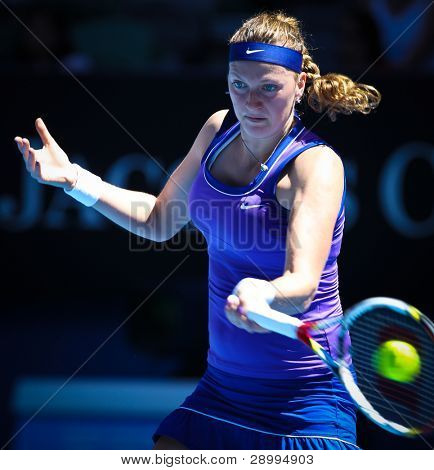 MELBOURNE - el 17 de enero: Petra Kvitova de la República Checa en su primera ronda victoria sobre Vera Dushevi