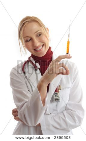 Medico o veterinario tenendo ago siringa