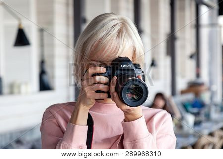 Russia Kemerovo 2019-03-10 Girl Photographer Taking Pictures On Professional Camera Canon 5D Mark Iv