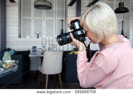 Russia Kemerovo 2019-03-10 Girl Photographer Taking Pictures On Professional Camera Canon 5D Mark Iv
