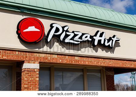 Indianapolis - Circa March 2019: Pizza Hut Fast Casual Restaurant. Pizza Hut Is A Subsidiary Of Yum!
