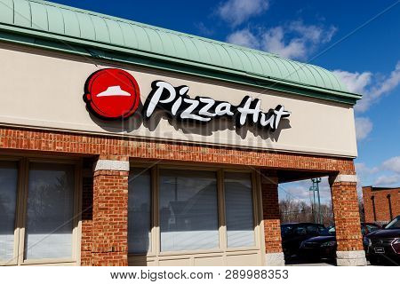 Indianapolis - Circa March 2019: Pizza Hut Fast Casual Restaurant. Pizza Hut Is A Subsidiary Of Yum!