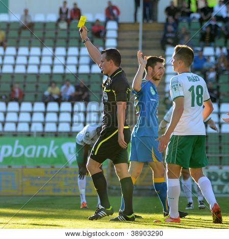 KAPOSVAR ฮังการี - 20 ตุลาคม: Istvan Vad II (referee) ในการดำเนินการที่เป็นแชมป์ประเทศฮังการี