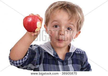 Gezond eten kindertijd voeding concept kleine jongen een rode appel eten