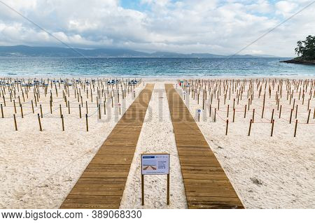 Sanxenxo, Spain - August 18, 2020: Empty Silgar Beach In Sanxenxo During The Outbreak Of The Covid 1