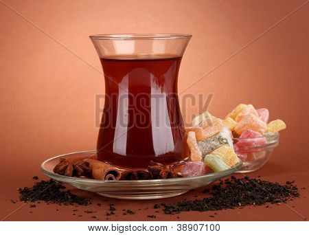 Glas türkischen Tee und Freude, Rahat auf braunen Hintergrund
