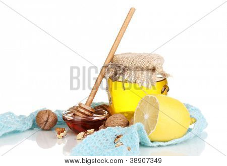 Gesunde Zutaten für die Stärkung der Immunität auf warmen Schal, isolated on white