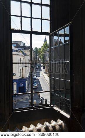 Bristol, Uk - September 8, 2007: Blackwells Bookshop Seen Through An Open Window In The University O