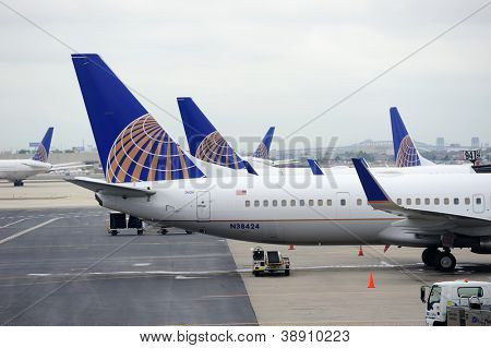 NEWARK, NJ - Ekim 5: United Airlines uçak Havaalanı 5 Ekim 2011 tarihinde Newark, New Jersey. Birleştirmek
