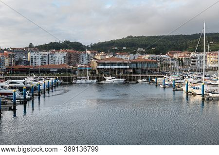 Sanxenxo, Spain - August 18, 2020: Small Sailing Boats Moored In The Yacht Club Of Sanxenxo On A Cle
