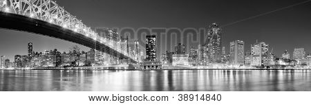 Ponte di Queensboro sopra New York City East River in bianco e nero di notte con riflessioni di fiume e 