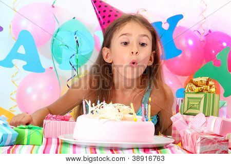 좀 아름 다운 소녀는 그녀의 생일을 축 하
