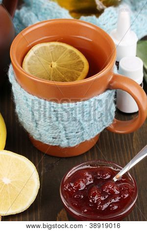 Hilfreiche Tee mit Marmelade für Immunität auf Holztisch Nahaufnahme
