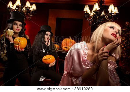 Halloween koncept: sexede damer vampyr med halloween græskar beskæftigelsessektor blond pige