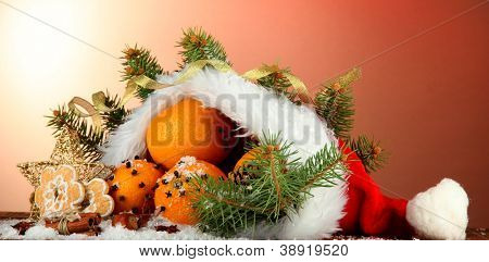 Boże Narodzenie skład z pomarańczy i jodły w Santa Claus kapelusz