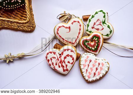 Wooden decorations with the symbol of love and trays become accessories for Christmas celebrations