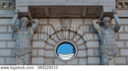 Ostrovsky Square 2a, Saint Petersburg, Russia, 11.10.2020. Two Ancient Sculptures, Atlanteans Hold, 