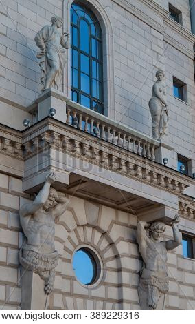 Ostrovsky Square 2a, Saint Petersburg, Russia, 11.10.2020. Ancient Sculpture Stands On Balcony Of Fa