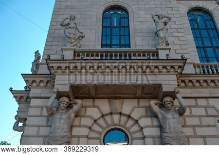 Ostrovsky Square 2a, Saint Petersburg, Russia, 11.10.2020. Ancient Sculpture Stands On Balcony Of Fa