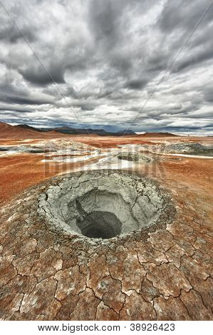 Mudpot dans la zone géothermique Hverir, Islande. Les environs de la boue bouillante sont multicolore et c