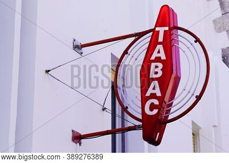 Bordeaux , Aquitaine / France - 10 01 2020 : Tabac Red Round Sign Of French Shop Logo For Tobacco Wi