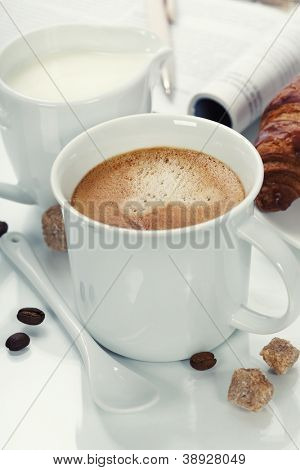 Desayuno con café, croissant y revista