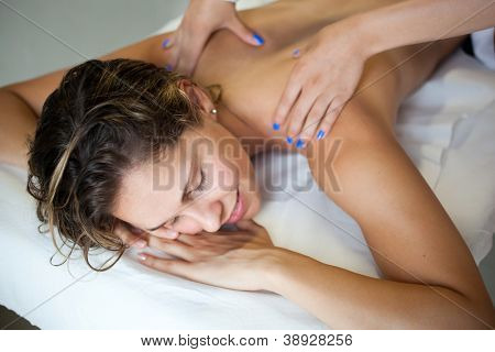 Güzel genç kadın bir spa merkezinde masaj sahip