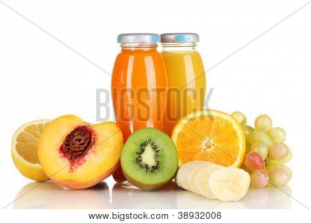 Succo Multifrutta delizioso in una bottiglia e frutta accanto ad essa isolated on white