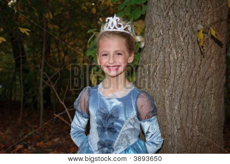 Mädchen In einem blauen Kleid